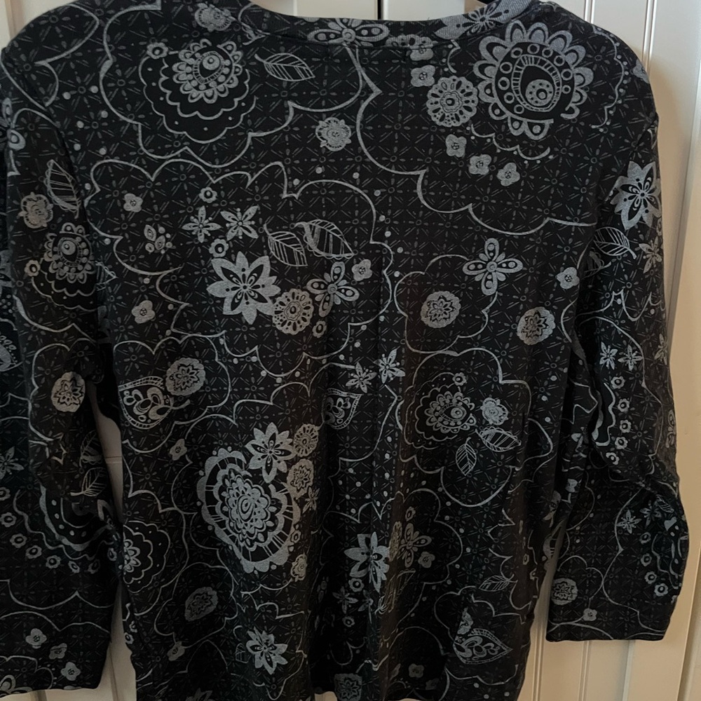 fresh produce Black V-Neck Tee & Black Floral-Pattern Top XL - Picture 5 of 8